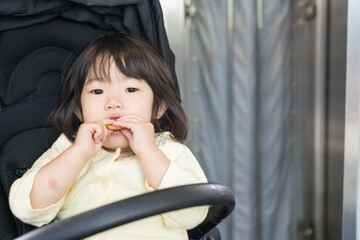電車でおやつを食べる女の子