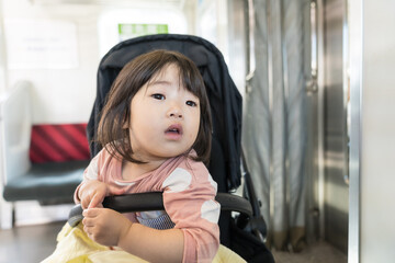 電車でベビーカーに乗る女の子