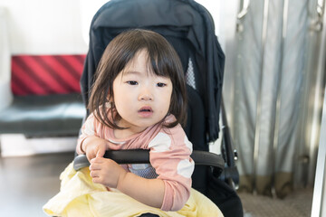 電車でベビーカーに乗る女の子