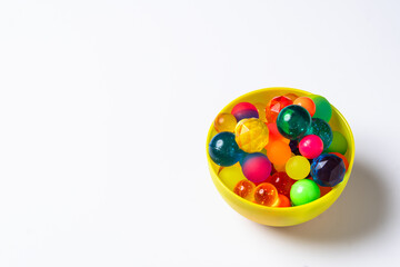 カップに入ったカラフルなスーパーボール