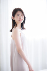 若い女性の美容やビューティーイメージクローズアップ　カメラ目線縦
