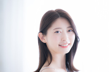 若い女性の美容やビューティーイメージクローズアップ　カメラ目線