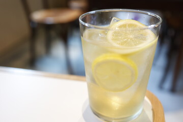カフェのテーブルに置かれた爽やかなレモネードの写真
