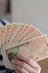 お金を持っている人	