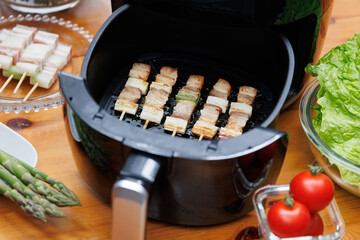 エアフライヤーで調理中の豚バラ串