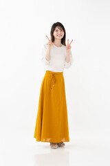 ピースサインをする女性