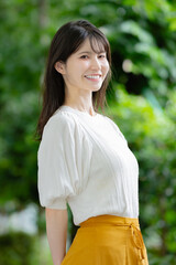 笑顔で振り向く女性