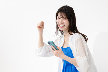 笑顔でスマホを持つ女性