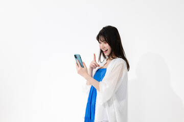 笑顔でスマートフォンを持つ女性
