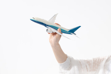 手に持った飛行機
