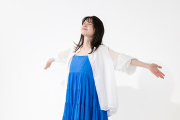 深呼吸をする若い女性