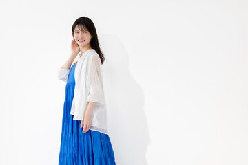 青いワンピースを着た女性