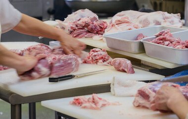 食肉加工場、精肉加工のようす、肉を切る調理師