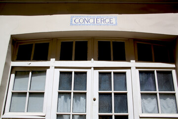 Entrée de loge de concierge dans une cour d'immeuble