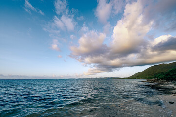  石垣島の静かな海に広がる夕暮れの雲の風景　ALOALOビーチ