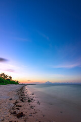  静けさに包まれた石垣島の夜明けの海岸線　ALOALOビーチ