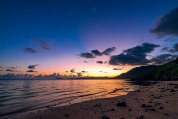  色彩が移ろう石垣島の美しい夜明けの風景　ALOALOビーチ