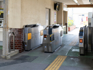 駅に設置された自動改札機