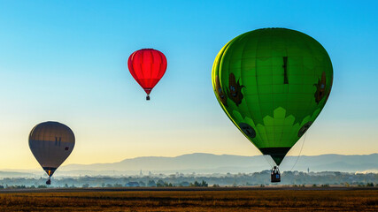 hot air balloon in flight 