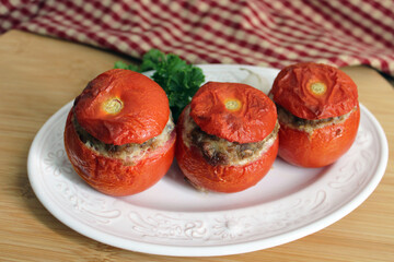 Tomates farcies avec farce ail et persil, faites maison