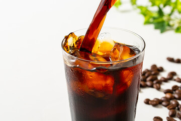 アイスコーヒーを注ぐ