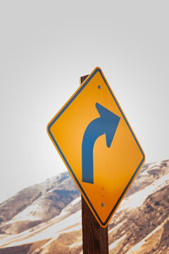 Turn arrow symbol on a metal street sign.