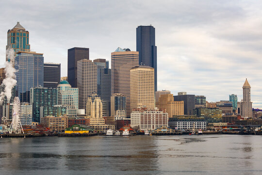 Fototapeta The buildings of Seattle city downtown, the waterfront area.