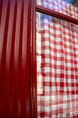 Rideaux à carreaux en tissu dans une vitrine de restaurant typique Français