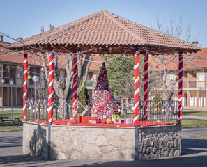 Casa decorada de ganchillo (crochet ) con árbol de Navidad