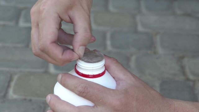 to open a bottle sealed with foil, It's hard to open the sealed foil on the bottle. Open the white plastic bottle.