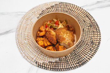 Poulet croustillant avec patate douce – plat antillais à emporter