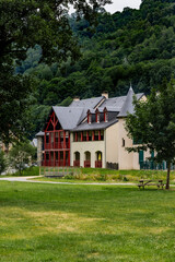 Obraz premium Gîte chalet en montagne, près du lac de Génos à Loudenvielle, en Haute-Pyrénée, Occitanie, France 