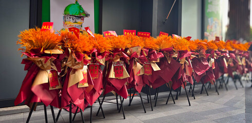 中国の店舗開業を祝う華やかな花スタンドの列