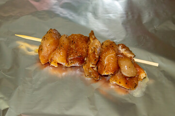 Brocheta de pollo a la oriental crudo.