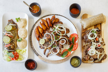 Présentation de l’ensemble des plats congolais – vue de dessus. Cuisine africaine.