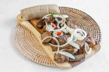Mipanzi (travers de porc) avec chikwangue (pain de manioc) – plat congolais typique
