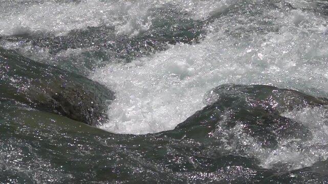 Vue rapproch&eacute;e au ralenti sur des remous de courants rapides en rivi&egrave;re de montagne