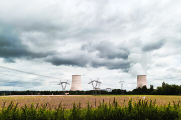 vue d'une centrale nucléaire en production d'électricité