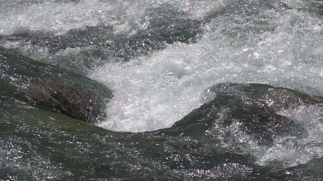 Vue rapproch&eacute;e au ralenti sur des remous de courants rapides en rivi&egrave;re de montagne
