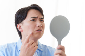 肌荒れに悩む男性