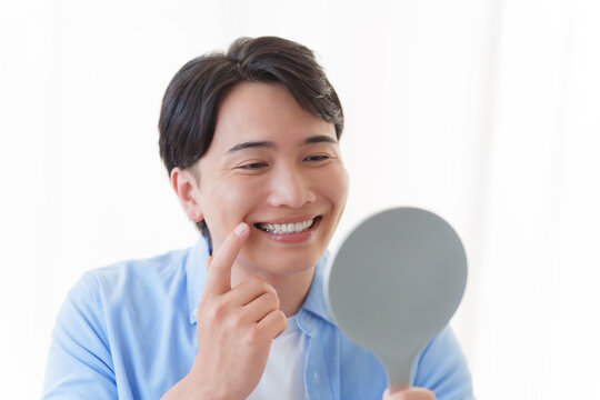 歯をチェックする男性