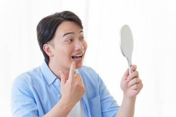 歯をチェックする男性