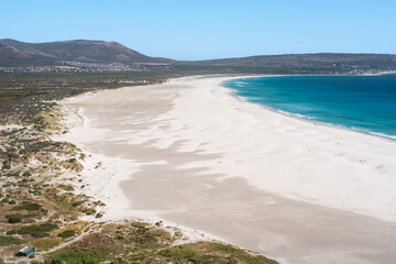Weitläufiger, unberührter weißer Sandstrand von Noordhoek mit türkisfarbenem Meer und...