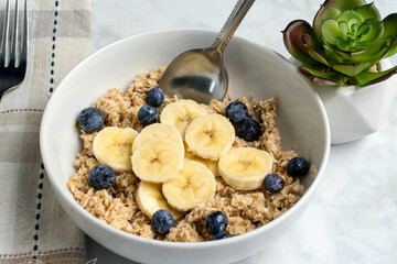 oatmeal top with bannanas and blue berries