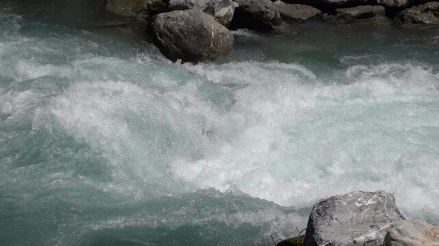Vue sur des courants rapides de rivi&egrave;re de montagne &agrave; vitesse r&eacute;elle
