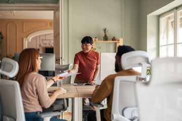 Fototapeta premium Collaborative Team Discussion in Modern Office Setting