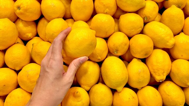 Picking up some lemon at market
