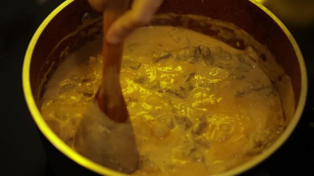 Strogonoff de Carne com creme de leite em panela sendo preparada em cozinha de casa de vov&oacute;. 