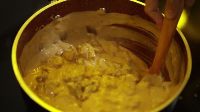 Strogonoff de Carne com creme de leite em panela sendo preparada em cozinha de casa de vov&oacute;. 