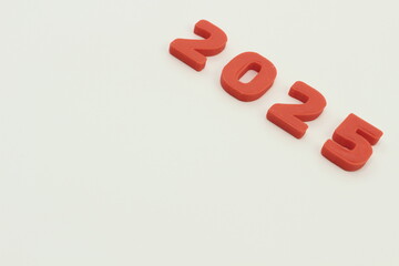 鮮やかな赤い2025年
